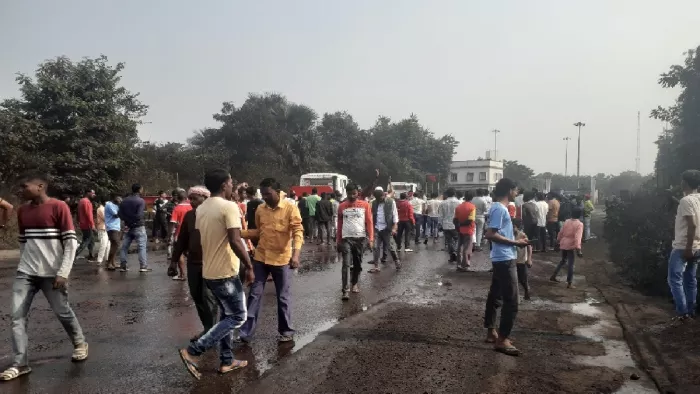 Bokaro News: ESL स्टील कंपनी के गेट पर आंदोलनकारियों और सुरक्षा प्रहरियों में झड़प, एक दर्जन से ज्यादा लोग घायल
