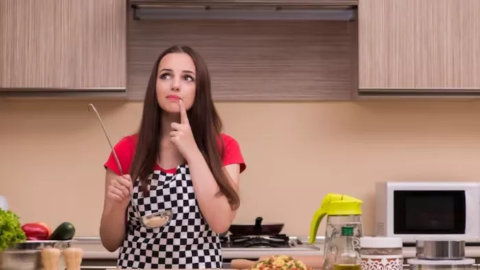 Kitchen Hacks: खाने से जलने की दुर्गंध दूर करने के उपाय