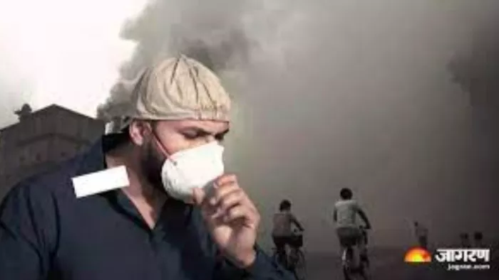 Delhi Pollution Updates: गैस चैंबर बनी हुई है राजधानी, फिर गंभीर श्रेणी में हवा।