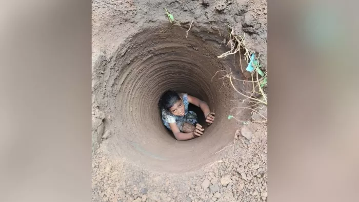 पांच फुट गहरे व संकरे गड्ढे में गिरी ममता।