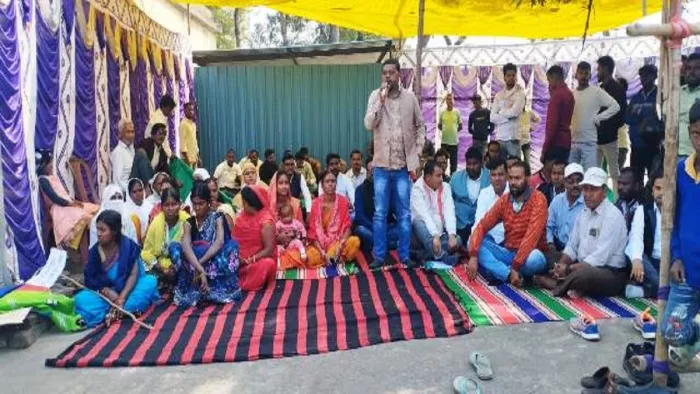 फोटो: धरना को संबोधित करते आजसू नेता मदन।