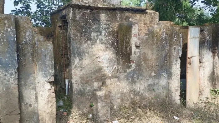 'छत से टपकता है पानी... टूटकर गिरते हैं प्लास्टर', लोहरदगा में बदहाल शिक्षा-व्यवस्था की खुली पोल
