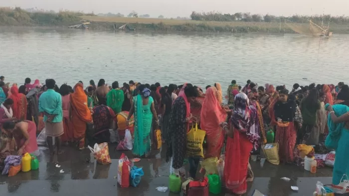 कार्तिक पूर्णिमा पर स्नान करने उमड़ा श्रद्धालुओं का जनसैलाब, गंगा में लगाई आस्था की डुबकी