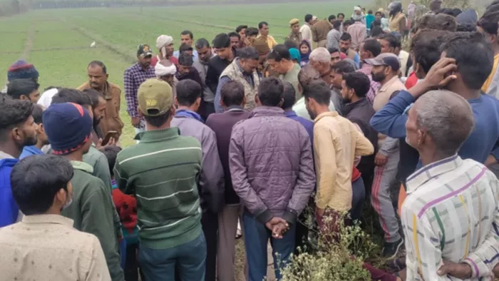 घटनास्थल पर मौजूद भीड़, पड़ताल करते डिप्टी रेंजर सुरेंद्र पाल गौतम व एसओ अजीत कुमार सिंह व अन्य। -जागरण