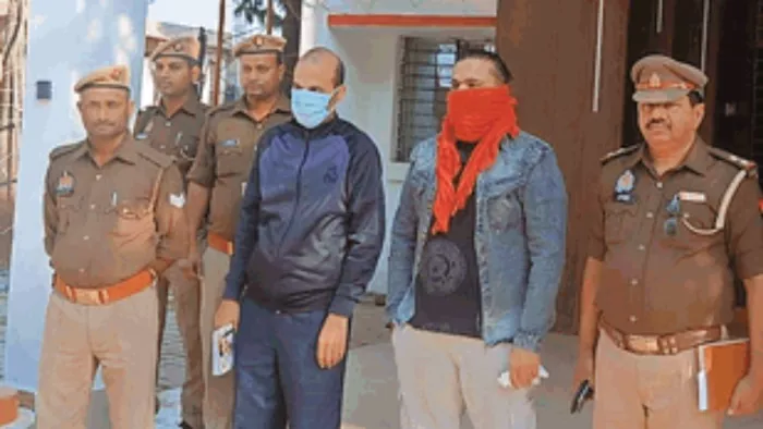 पकड़े गए ईरानी नागरिक के साथ सोनौली पुलिस। -जागरण