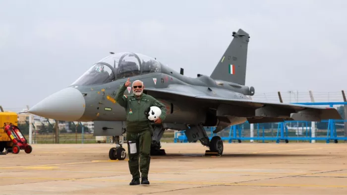 PM Modi flies on Tejas पीएम के तेजस में सवार होने पर राजनीति तेज।