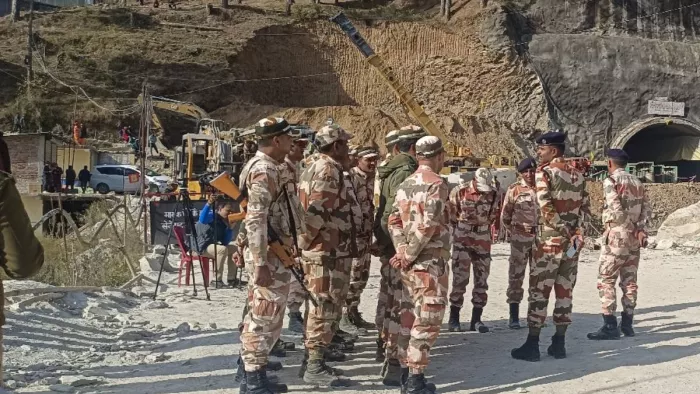 सिलक्यारा सुरंग मे फंसे मजदूरों की सलामती के लिए छात्र छात्राओं ने की प्रार्थना