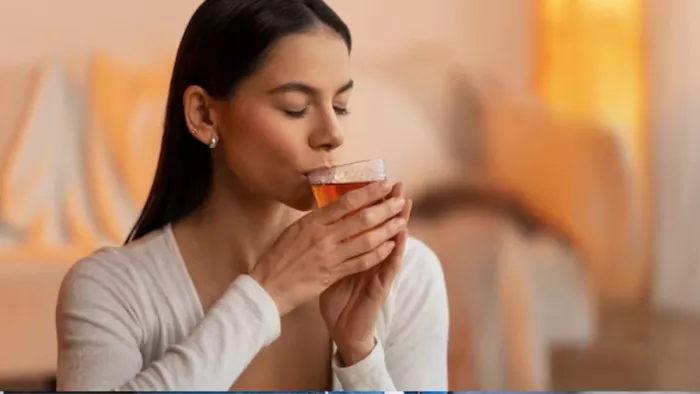 Weight Loss Drinks: सर्दियों में पिएं गर्म पानी से बने ये ड्रिंक्स