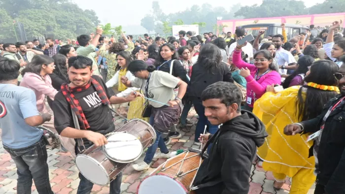 देवरिया सदर रेलवे स्टेशन पर जागृति रेल यात्रियों का ढोल नगाड़े के साथ हो रहा स्वागत । जागरण