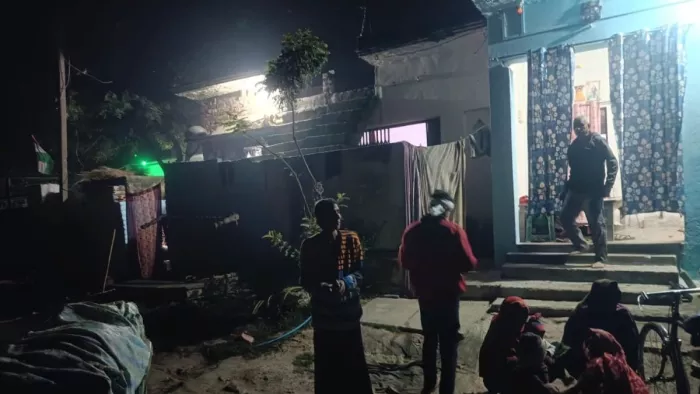 देर रात घर के बाहर बैठे लोग। जागरण