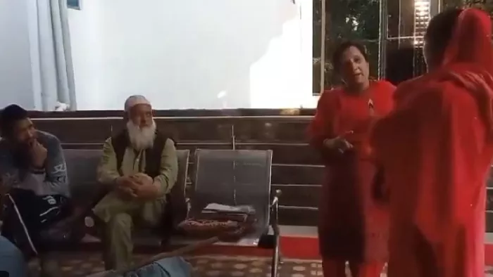 हिमाचल में महिला ने कश्मीरियों से की बदसलूकी (फोटो- सोशल मीडिया)