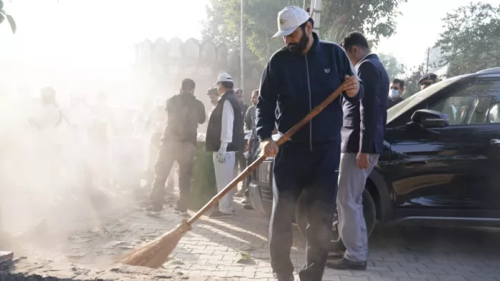 सीएम नायब सैनी ने झाड़ू उठाकर किया श्रमदान।