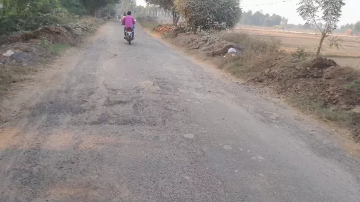 बैठका चौराहा-करबिगवां जर्जर मार्ग से निकलता बाइक सवार। जागरण