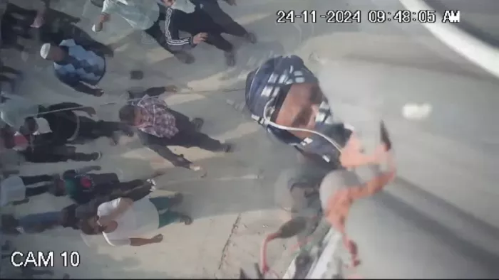 संभल में जामा मस्जिद के सामने लगे सीसीटीवी कैमरे को तोड़ने का प्रयास करता युवक। सौ. सूचना विभाग