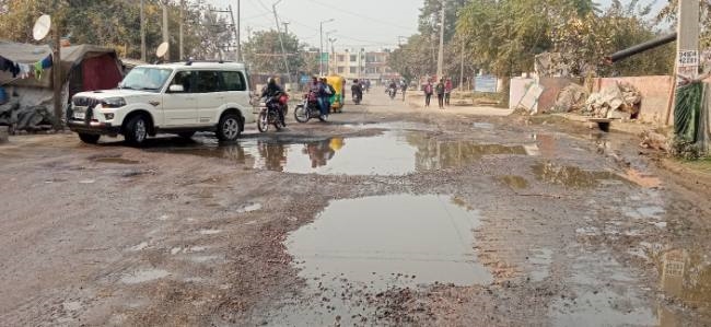 शहर में कई जगह ठप हैं नाले, सड़कों पर जमा हो रही गंदगी, नगर परिषद ने बीएंडआर को ठहराया जिम्मेदार