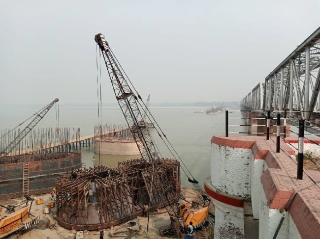 तुर्तीपार रेल पुल के निर्माण-कार्य ने पकड़ी रफ्तार - The construction work  of Turtipar rail bridge caught pace - Uttar Pradesh Ballia General News
