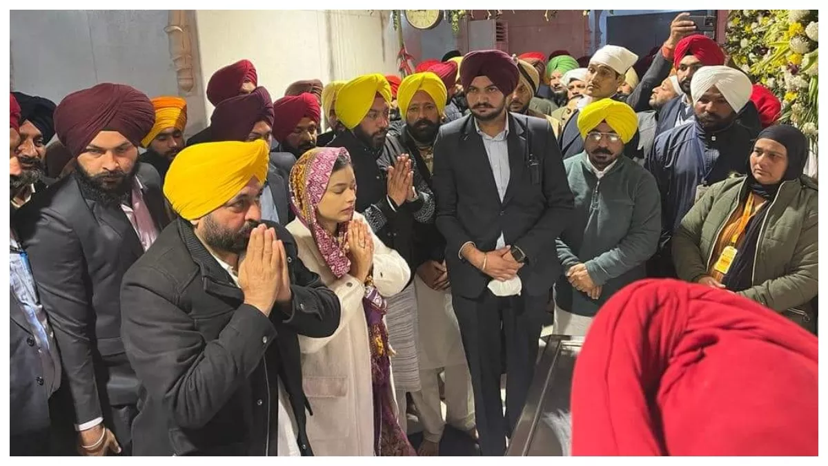 Fatehgarh Sahib: सीएम भगवंत मान ने वीरों के बलिदान को किया नमन, गुरुद्वारा साहिब में पत्नी के साथ टेका मत्था