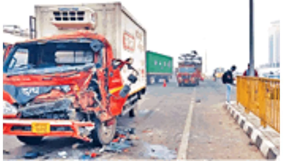 दिल्ली रोड पर टीएमयू के सामने कोहरे में एक-दूसरे से टकराकर क्षतिग्रस्त वाहन l