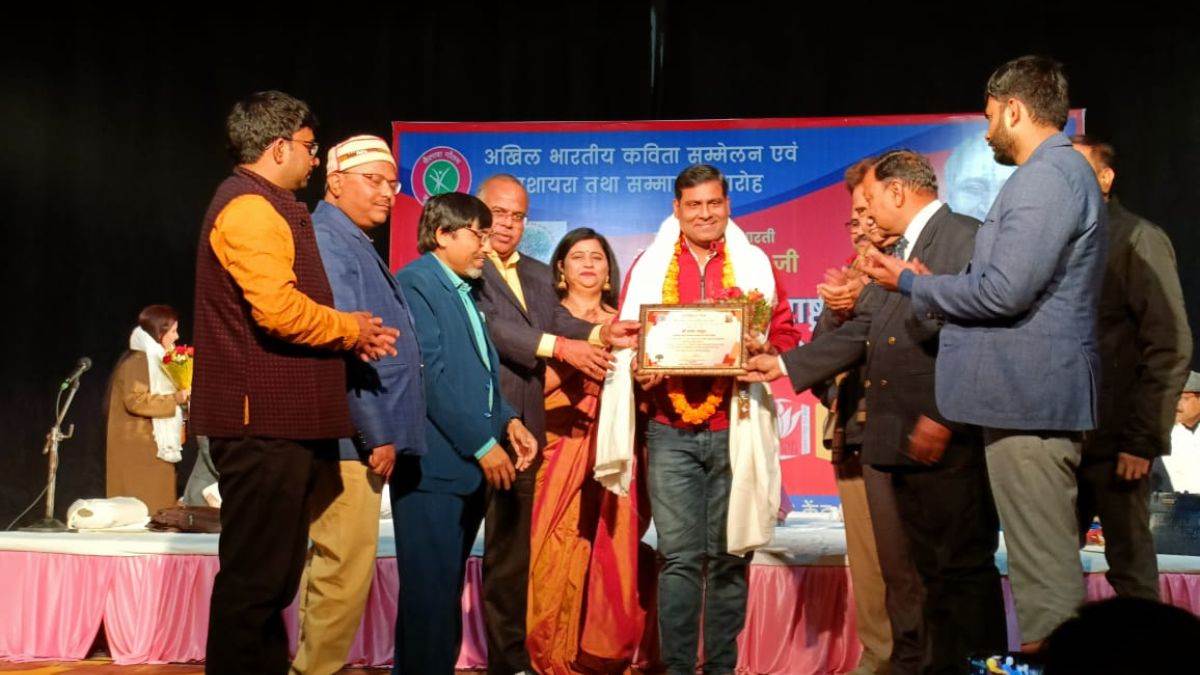 uttarpradesh prayagraj poet manoj bhavuk got kailash gautam kavyakumbh lokbhasha samman2022
