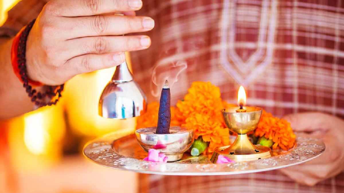 Why worshiping with the right hand is considered auspicious, know the religious reason