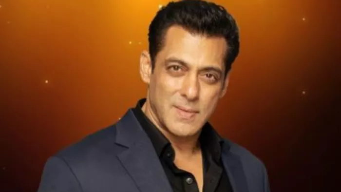 Salman Khan 57th Birthday: Salman Khan greeted fans who came outside Galaxy to wish him a birthday see photo.