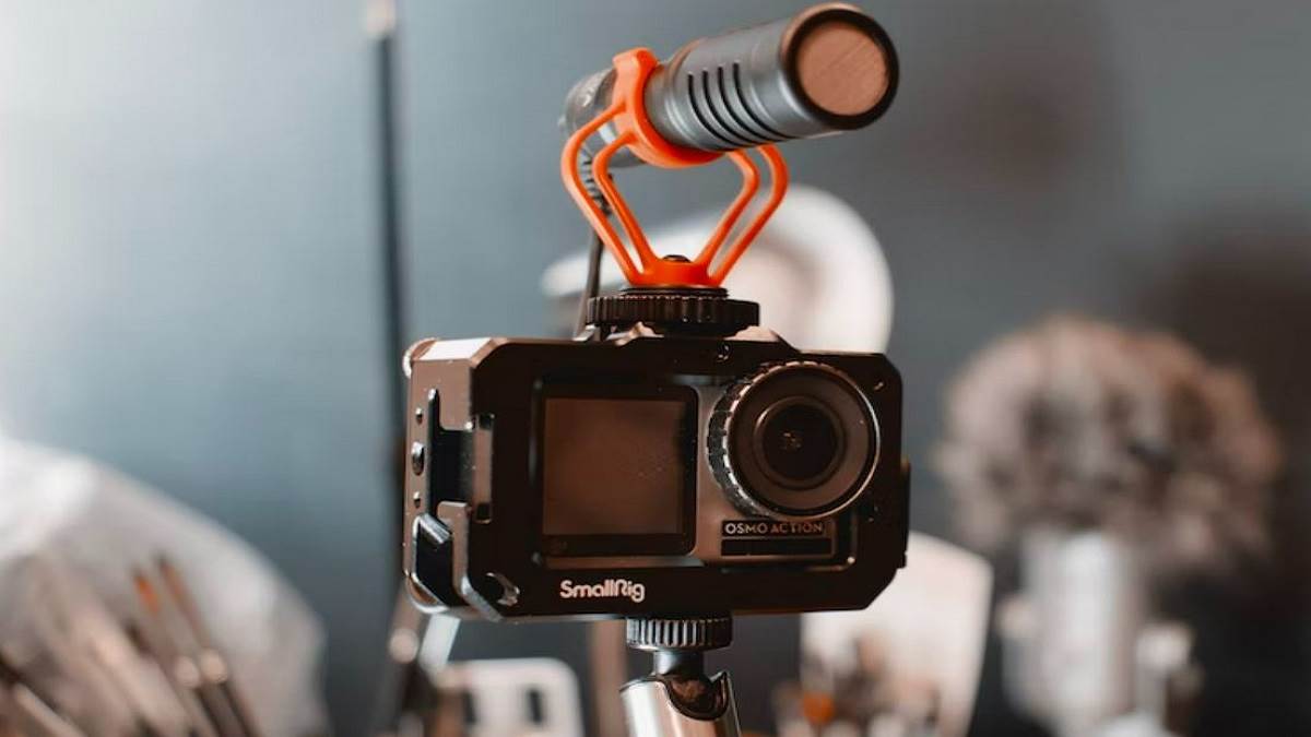 Vlogging Camera Under 15000: करते हैं व्लॉगिंग या हैं कोई यूट्यूबर? तो इन कैमरा से दुनिया को दिखाइए अपना हुनर
