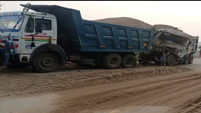 घाटशिला एनएच 18 में बालू लदे डंपर ने ब्रेक डाउन हुए डंपर को मारी टक्कर, तीन की मौत