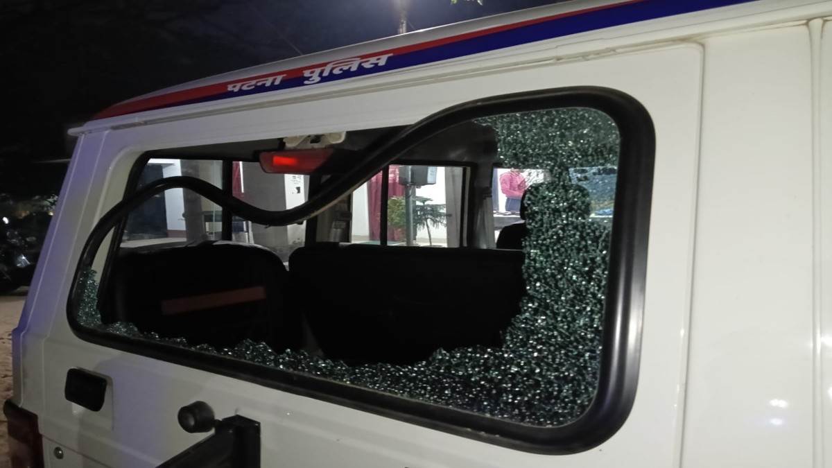 bihar crime news attack on police in maner inspector uniform torn vehicle vandalized
