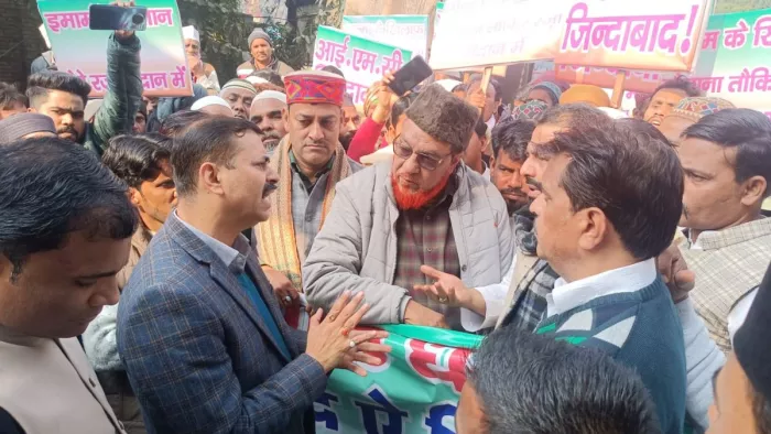 मस्जिदों से लाउडस्पीकर उतारने के विरोध में आइएमसी का प्रदर्शन।