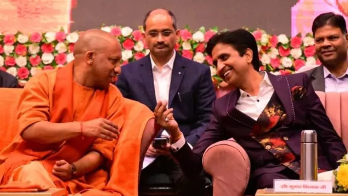 सीएम योगी और कुमार विश्वास एक मंच पर आए नजर