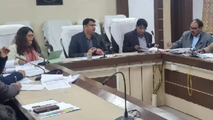 कलक्ट्रेट सभागार में आयोजित बैठक को संबोधित करते डीएम डाॅ. उज्ज्वल कुमार: जागरण।