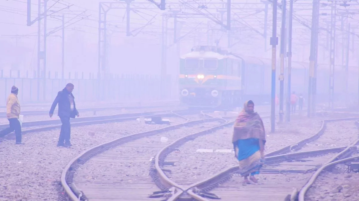 Fog In UP: कोहरे का असर बढ़ा, मुरादाबाद में 35 ट्रेनों का संचालन प्रभावित; दो से आठ घंटे देरी से चली ट्रेनें