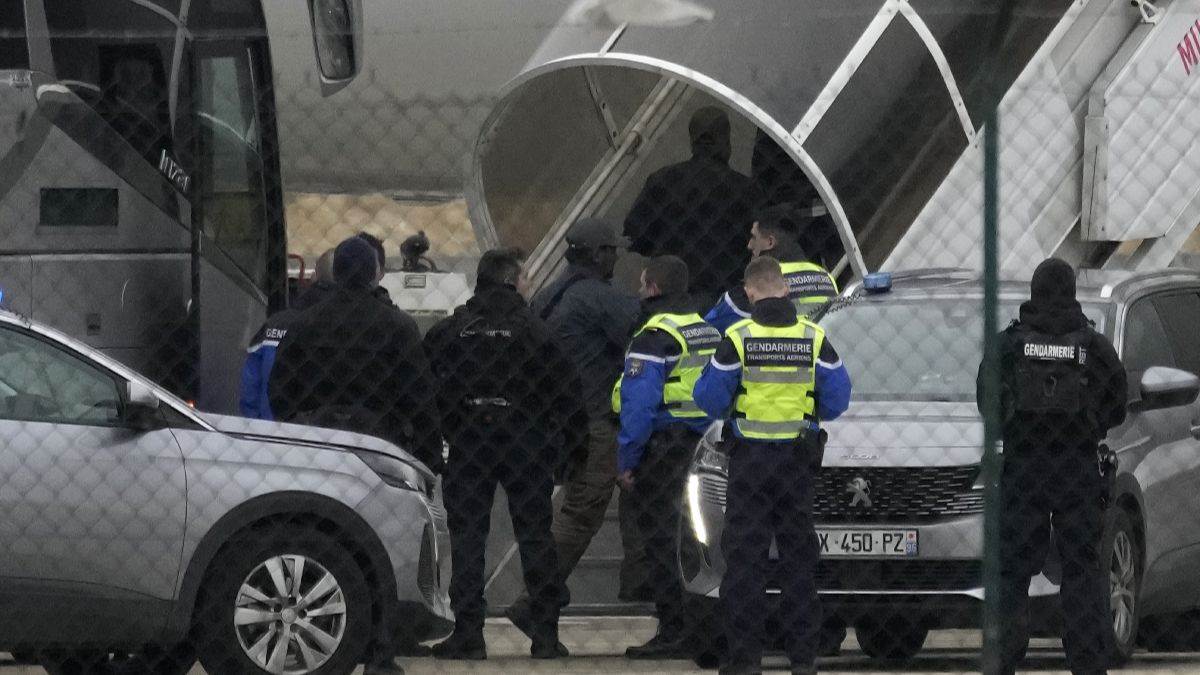 https://www.jagranimages.com/images/newimg/27122023/27_12_2023-france_airport_cover_23615396.jpg