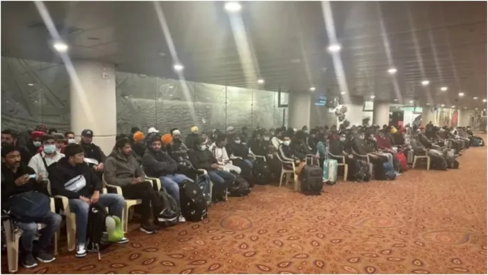 फ्रांस से वापस भेजे गए यात्रियों से गुजरात पुलिस ने शुरू की पूछताछ (Image: ANI)