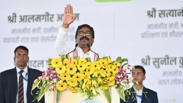 हेमंत सोरेन ने लातेहार को दिया 130 करोड़ का उपहार, बोले- बच्चियों की पढ़ाई से कोई समझौता नहीं