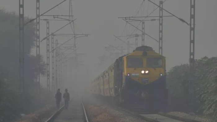रेलवे तकरीबन 19700 फॉग पास का कर रहा प्रयोग। (फाइल फोटो)