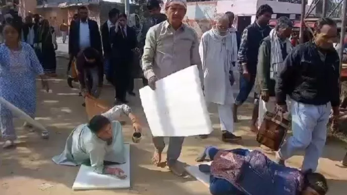 Mathura News: राजस्थान के सीएम की पत्नी और बेटा गोवर्धन में दंडवती परिक्रमा लगा रहे हैं।