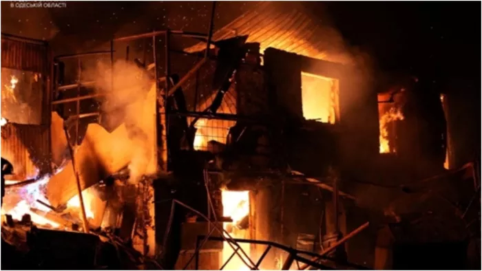 यूक्रेन के ठिकानों पर रूस ने दागे 50 ड्रोन (Image: AP)