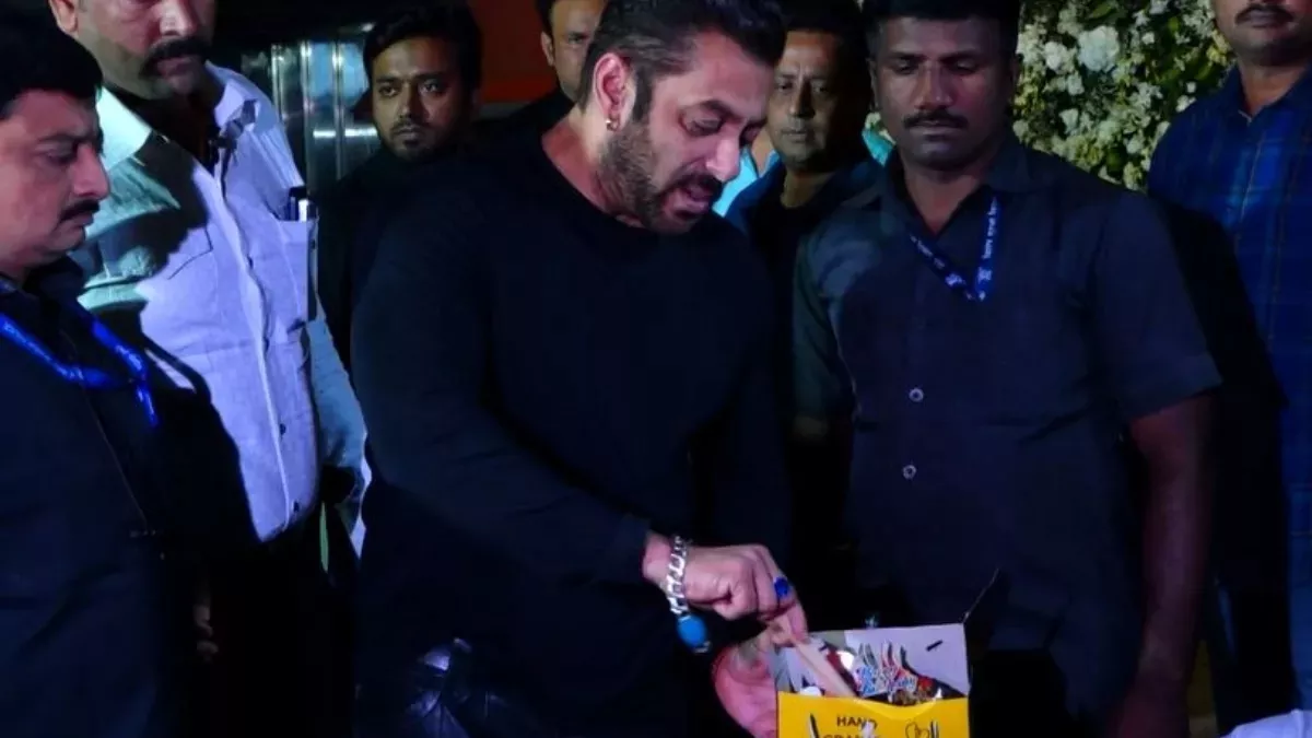 Salman Khan Birthday: भांजी आयत संग सलमान खान ने काटा केक, बर्थडे  सेलिब्रेशन में इकट्ठा हुआ पूरा खान परिवार - Salman Khan cuts cake with  niece Ayat Khan family gathers in birthday
