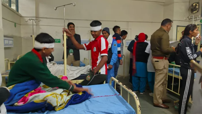 Jhajjar News: अस्पताल में बच्चों का इलाज करते हुए डॉक्टर