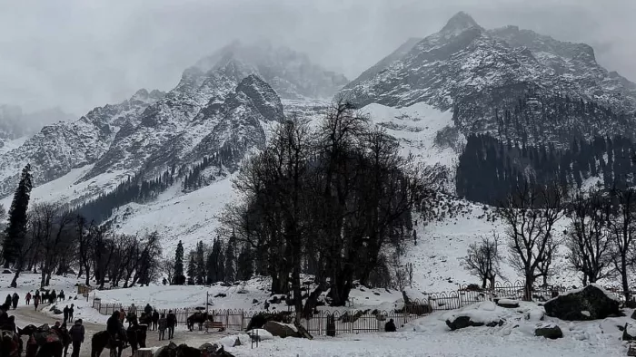 जम्मू-कश्मीर में ठंड का कहर जारी है। सांकेतिक तस्वीर