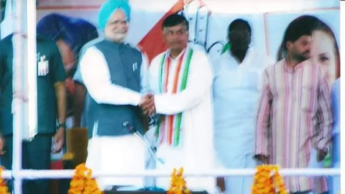 वर्ष 2007 के विधानसभा चुनाव में कांग्रेस प्रत्याशी सिद्धार्थ प्रिय श्रीवास्तव से हाथ मिलाते पूर्व प्रधानमंत्री डॉ. मनमोहन सिंह।-फोटो-सौजन्य-विश्वविजय सिंह