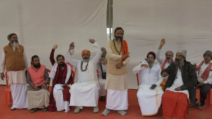 Maha Kumbh 2025 श्री पंच निर्मोही अनी अखाड़ा के संतों को संबोधित करते अध्यक्ष श्रीमहंत राजेंद्र दास। जागरण