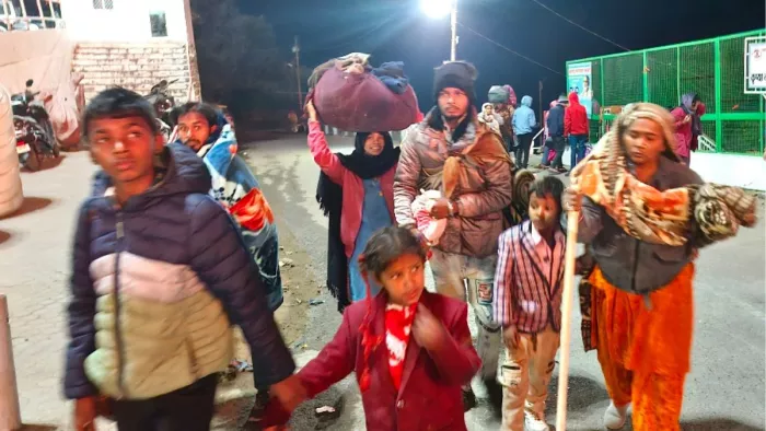 घोड़ा, पिट्ठू और पालकी सेवा न मिलने से परेशान श्रद्धालु बच्चों के साथ पैदल भवन की तरफ रवाना होते हुए।