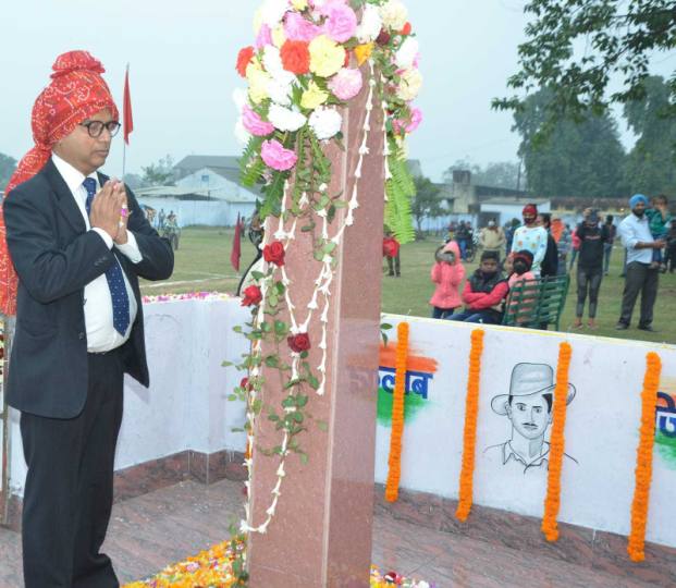 जिले में आनबान व शान से लहराया तिरंगा Tricolor was hoisted proudly in the district
