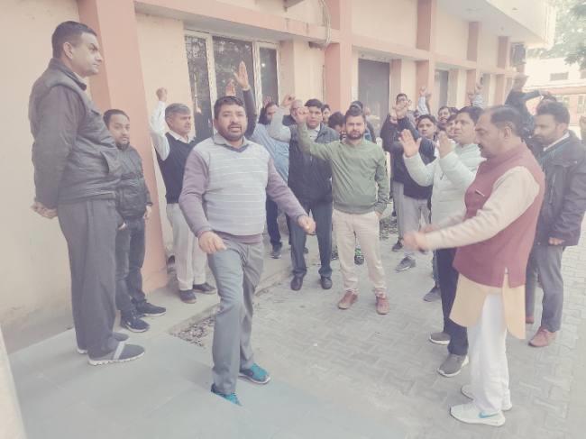 बिजली कर्मचारियों ने किया प्रदर्शन, मांगा अपना हक