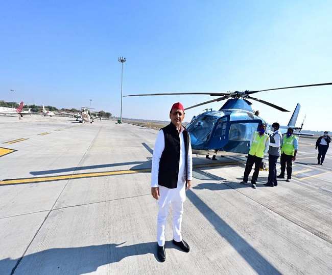 हेलिकाप्टर के साथ सपा अध्यक्ष अखिलेश यादव (फोटो सोर्स: अखिलेश यादव का ट्विटर हैंडल)