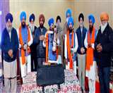 जालंधर के गुरुद्वारा सचखंड साहिब में शबद गायन करते हुए रागी जत्थे के सदस्य।