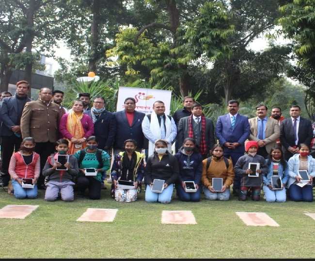 गणतंत्र दिवस पर रिस्पेक्ट इंडिया संस्‍था ने हंसराज कालेज  के निर्धन व मेधावी छात्रों को वितरित किए आई-पैड