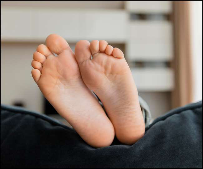 Iron Deficiency Symptoms: हाथों और पैरों पर दिख सकते हैं आयरन की कमी के ऐसे लक्षण